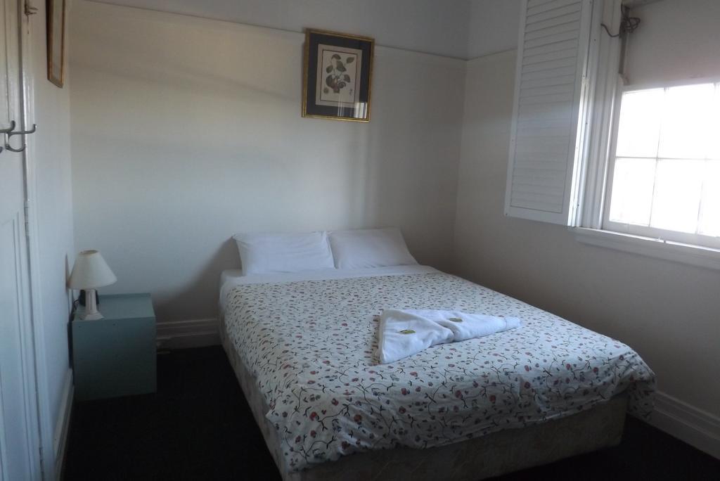 Concord Hotel Sydney Room photo