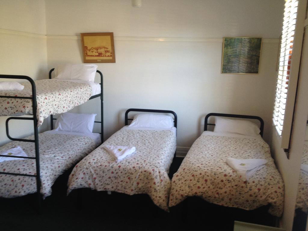 Concord Hotel Sydney Room photo