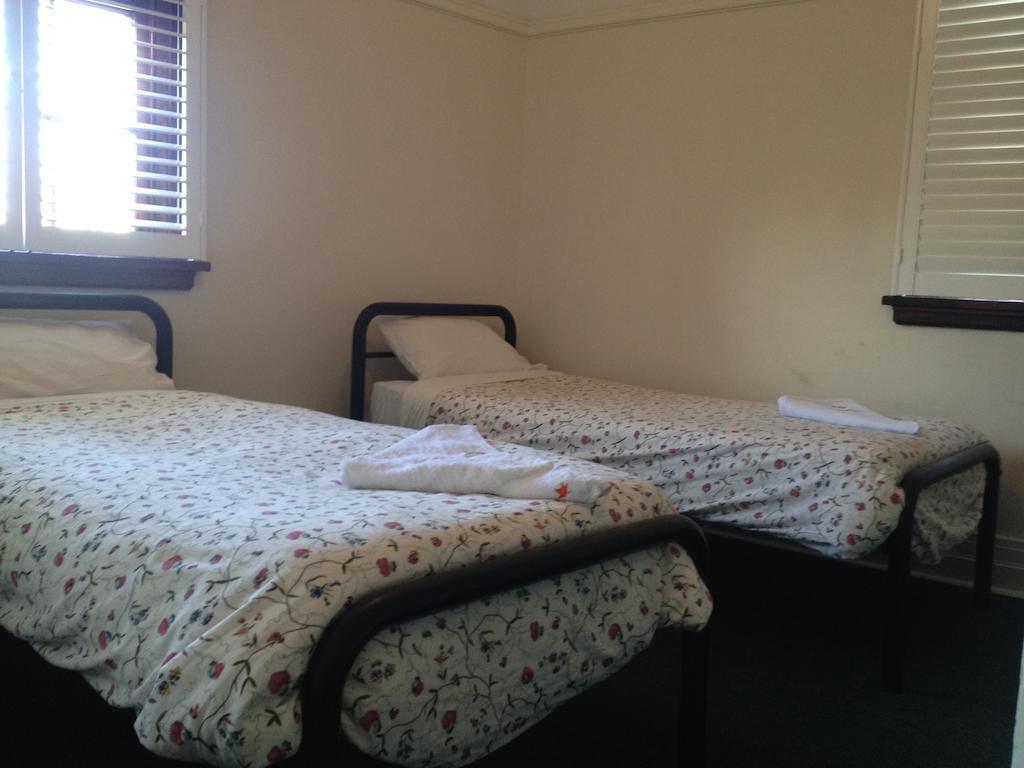 Concord Hotel Sydney Room photo